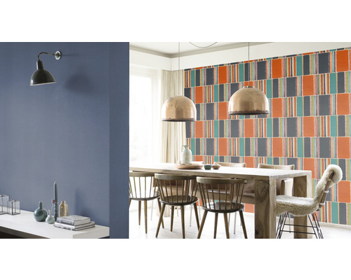 Salle à manger avec table, chaises, applique murale et papier peint à motifs