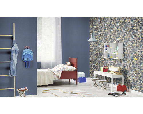 Chambre d''enfant lumineuse avec lit, bureau, échelle et papier peint jungle tropical