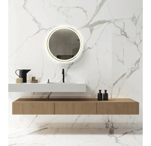 Salle de bain moderne avec carrelage en marbre, lavabo et miroir rond