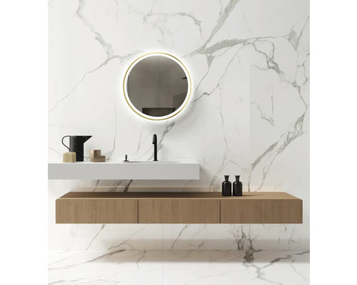 Salle de bain moderne avec carrelage en marbre, lavabo et miroir rond