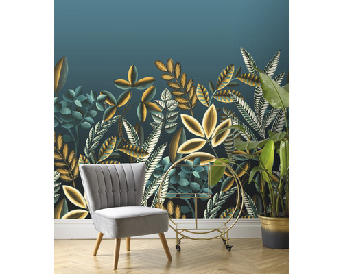 Dekorative Zimmer Tapete mit Pflanzenmotiven, ein Sessel und ein Pflanzenständer