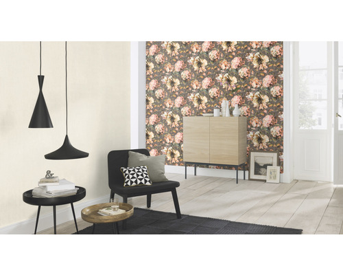 Wohnzimmer mit floraler Tapete, Kommode, Stuhl, Tisch und Pendelleuchten