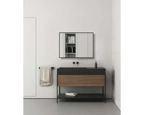 Salle de bains avec meuble sous-lavabo, armoire de toilette et porte-serviettes