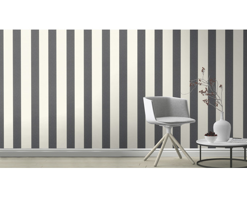 Pièce avec papier peint à rayures, chaise et table