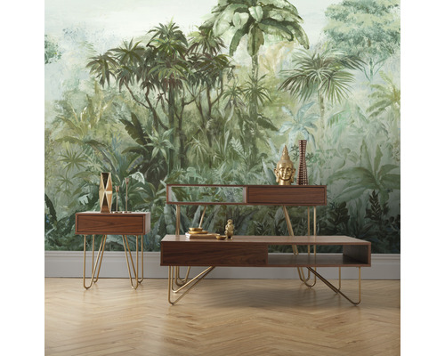 Salon avec papier peint jungle, armoire en bois et table de chevet avec pieds dorés