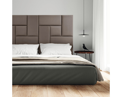 Chambre à coucher avec lit, table de chevet et lampe