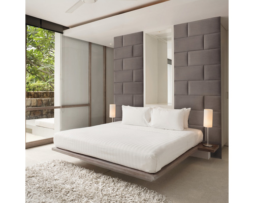 Chambre lumineuse avec lit double, lampes de chevet et fenêtre