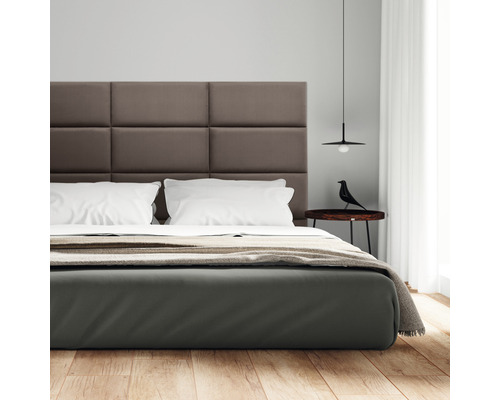 Modernes Schlafzimmer mit Bett, Nachttisch und Lampe