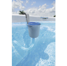 Skimmer de piscine dans la piscine pour nettoyer l''eau