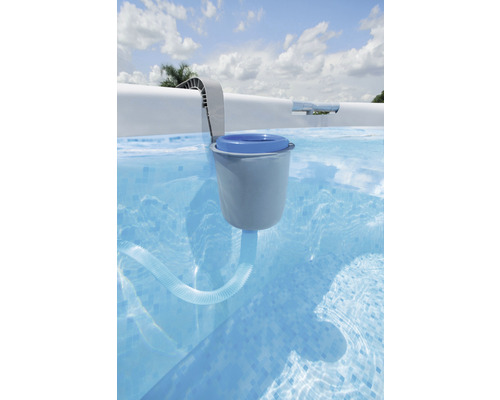 Skimmer de piscine dans la piscine pour nettoyer l''eau