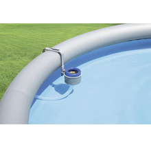 Piscine avec écumeur de surface pour le nettoyage de l''eau