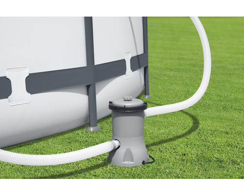 Piscine avec pompe de filtration sur pelouse