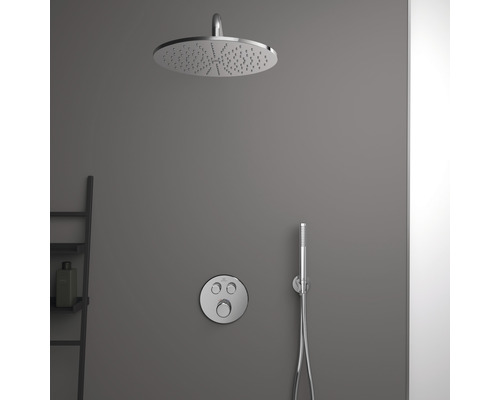 Badezimmer mit Kopfbrause, Handbrause und Armatur