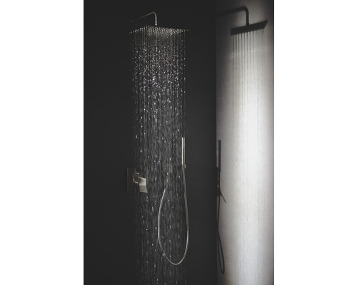 Regendusche mit Handbrause und fließendem Wasser im Badezimmer.