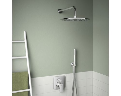 Badezimmerbereich mit Regendusche, Handbrause, Armatur und Handtuchhalter