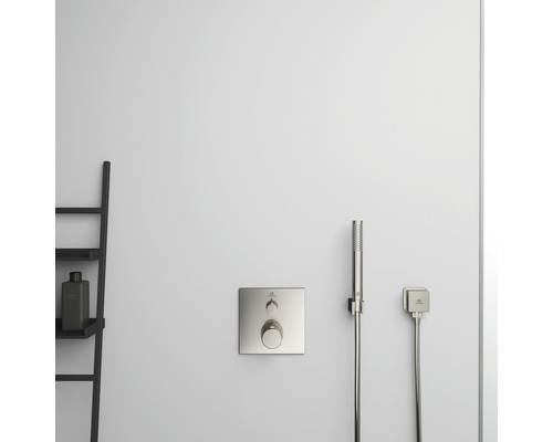 Robinet de douche encastré avec douchette à main et échelle de rangement dans la salle de bain