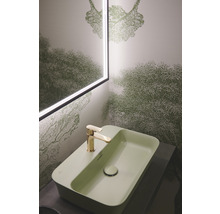 Badezimmer mit rechteckigem Aufsatzwaschbecken, Armatur und beleuchtetem Spiegel