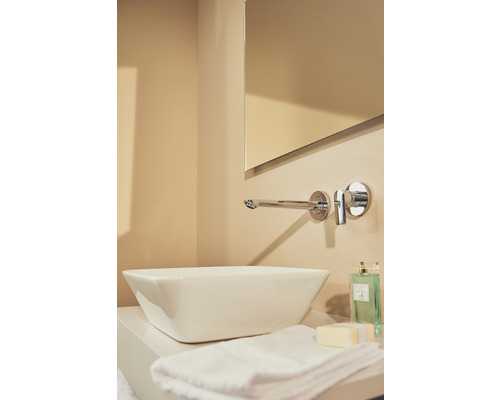 Modernes Badezimmer mit Aufsatzwaschbecken, Armatur und Spiegel