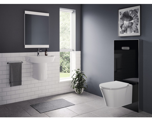 Salle de bains moderne avec toilettes, lavabo, miroir et accessoires.