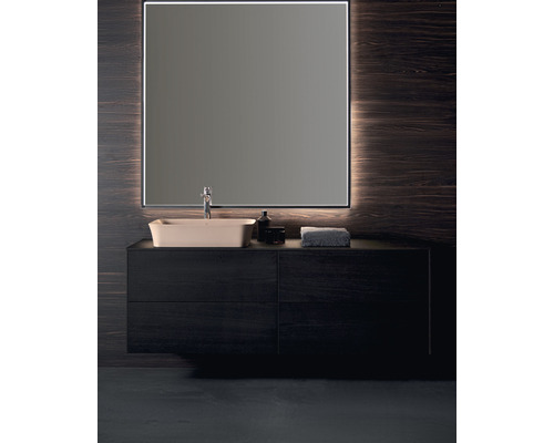 Modernes Badezimmer mit Waschbecken, Unterschrank und beleuchtetem Spiegel