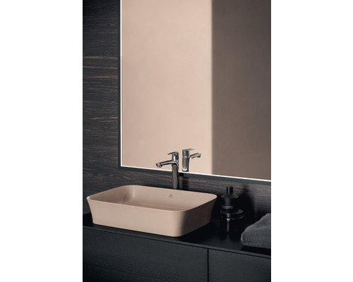 Waschbecken im Badezimmer mit Armatur und Spiegel