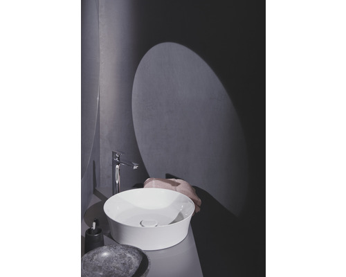 Modernes Badezimmer mit Aufsatzwaschbecken, Armatur und Spiegel