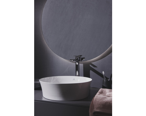 Badezimmerszene mit Aufsatzwaschbecken, Armatur und Spiegel