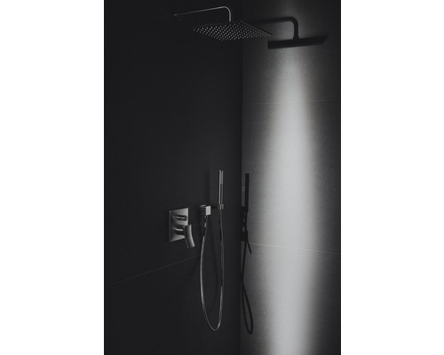 Duscharmatur mit Kopfbrause und Handbrause in einem modernen Badezimmer.