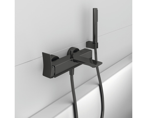 Schwarze Aufputz-Badewannenarmatur mit Handbrausegarnitur an der Wand montiert.