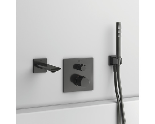 Wannenarmatur mit Handbrause an einer weißen Wand