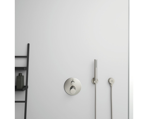 Duscharmatur mit Handbrause und Ablage im Badezimmer