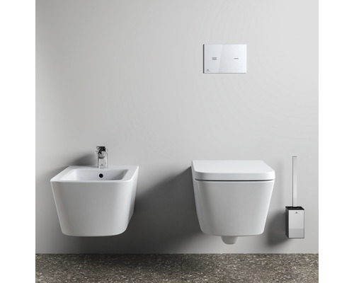 Équipement de salle de bains avec bidet, WC suspendu, plaque de commande et brosse WC
