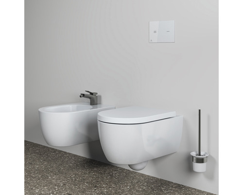 Bidet, WC à fond creux suspendu, plaque de commande et brosse de toilette dans la salle de bains