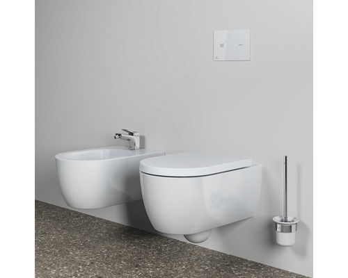 Salle de bains avec bidet suspendu, WC suspendu, plaque de commande et brosse WC