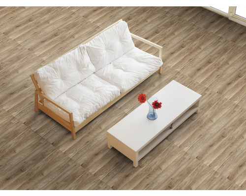 Vue d''un salon avec carrelage imitation bois, canapé et table.