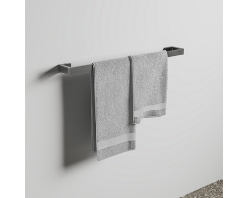 Handtuchhalter mit zwei grauen Handtüchern