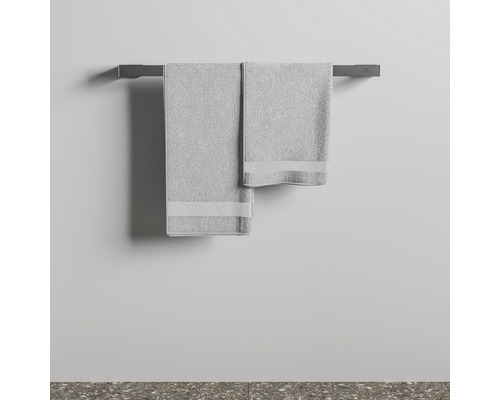 Zwei graue Handtücher hängen an einer Handtuchstange im Badezimmer.