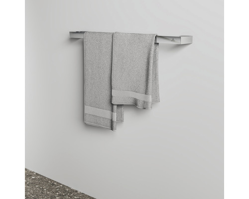 Handtuchhalter mit zwei Handtüchern an der Wand