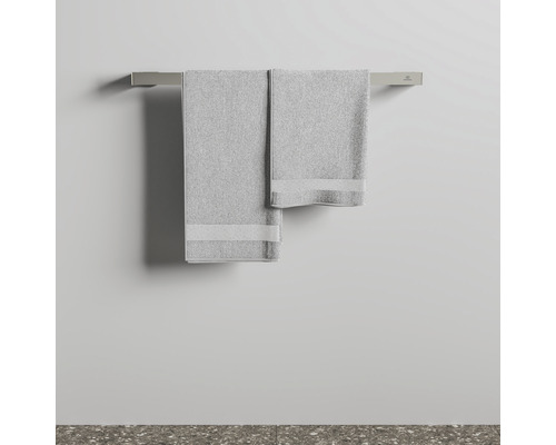 Zwei graue Handtücher hängen an einem Handtuchhalter