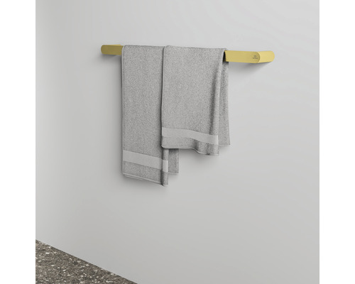 Deux serviettes grises suspendues à un porte-serviettes
