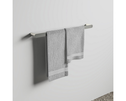 Handtuchhalter mit zwei grauen Handtüchern an der Wand