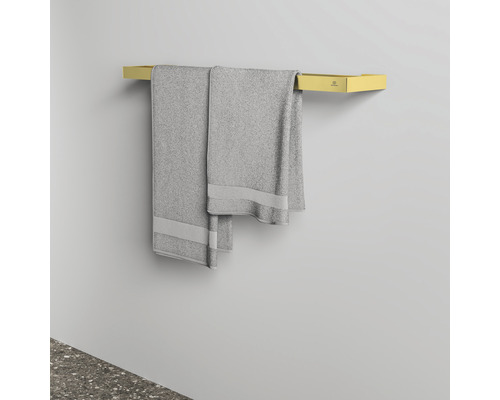 Porte-serviettes avec deux serviettes grises sur le mur