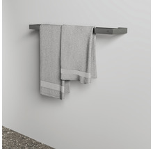 Porte-serviettes gris avec deux serviettes sur un mur