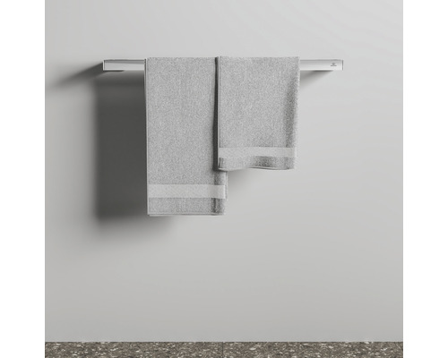 Deux serviettes grises sur un porte-serviettes