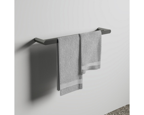 Handtuchhalter mit zwei grauen Handtüchern
