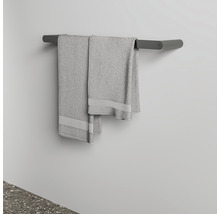 Porte-serviettes avec deux serviettes sur le mur