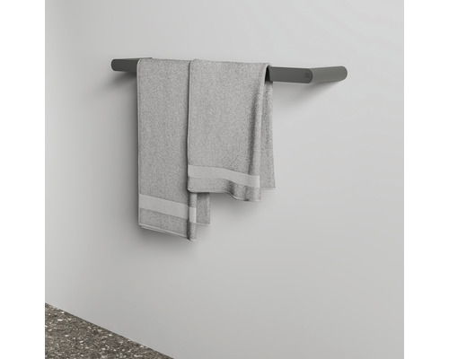 Handtuchhalter mit zwei Handtüchern an der Wand