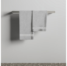 Serviettes grises sur un porte-serviettes dans la salle de bain.