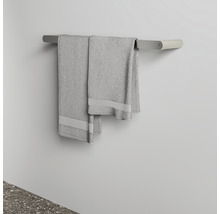 Porte-serviettes mural avec deux serviettes de toilette dans la salle de bains.