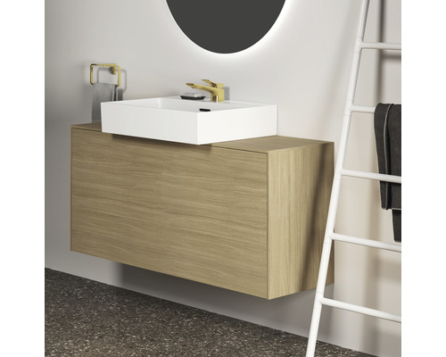 Waschtisch mit Holzunterschrank, Aufsatzwaschbecken und Handtuchhalter im Badezimmer